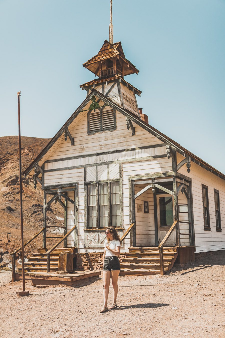 Bienvenue à Calico Ghost Town du comté de San Bernardino, en Californie. Autrefois une ville minière animée des années 1800, Calico a été préservée pour recréer l'aspect et l'ambiance du Far West. Remontez dans le temps et explorez Calico, la ville de la "ruée vers l'argent". Des saloons, des structures historiques, des boutiques, des restaurants et des manèges, Calico offre une expérience dépaysante et éducative pour toute la famille lors d'un road trip dans l'ouest américain ou un voyage.