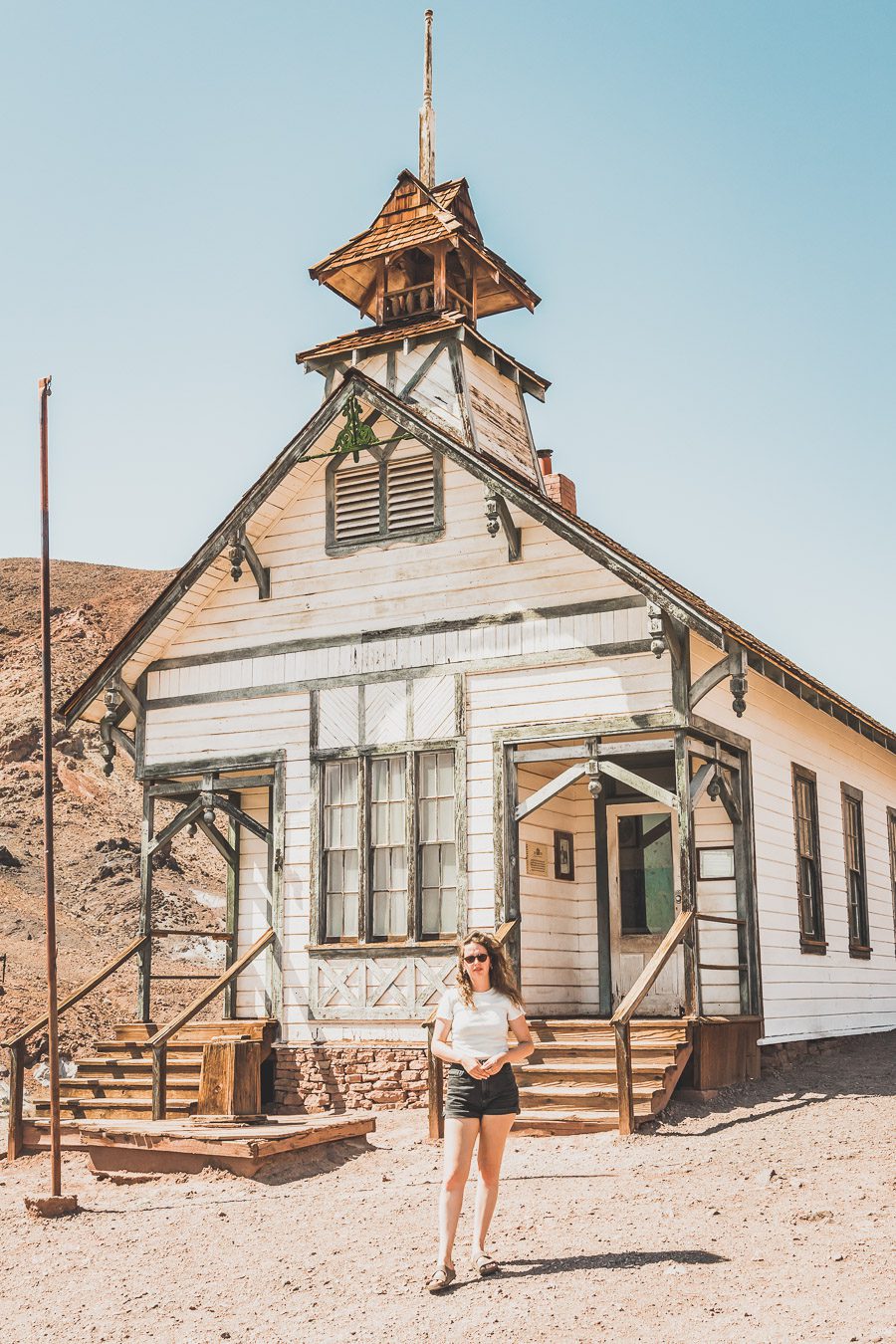 Bienvenue à Calico Ghost Town du comté de San Bernardino, en Californie. Autrefois une ville minière animée des années 1800, Calico a été préservée pour recréer l'aspect et l'ambiance du Far West. Remontez dans le temps et explorez Calico, la ville de la "ruée vers l'argent". Des saloons, des structures historiques, des boutiques, des restaurants et des manèges, Calico offre une expérience dépaysante et éducative pour toute la famille lors d'un road trip dans l'ouest américain ou un voyage.