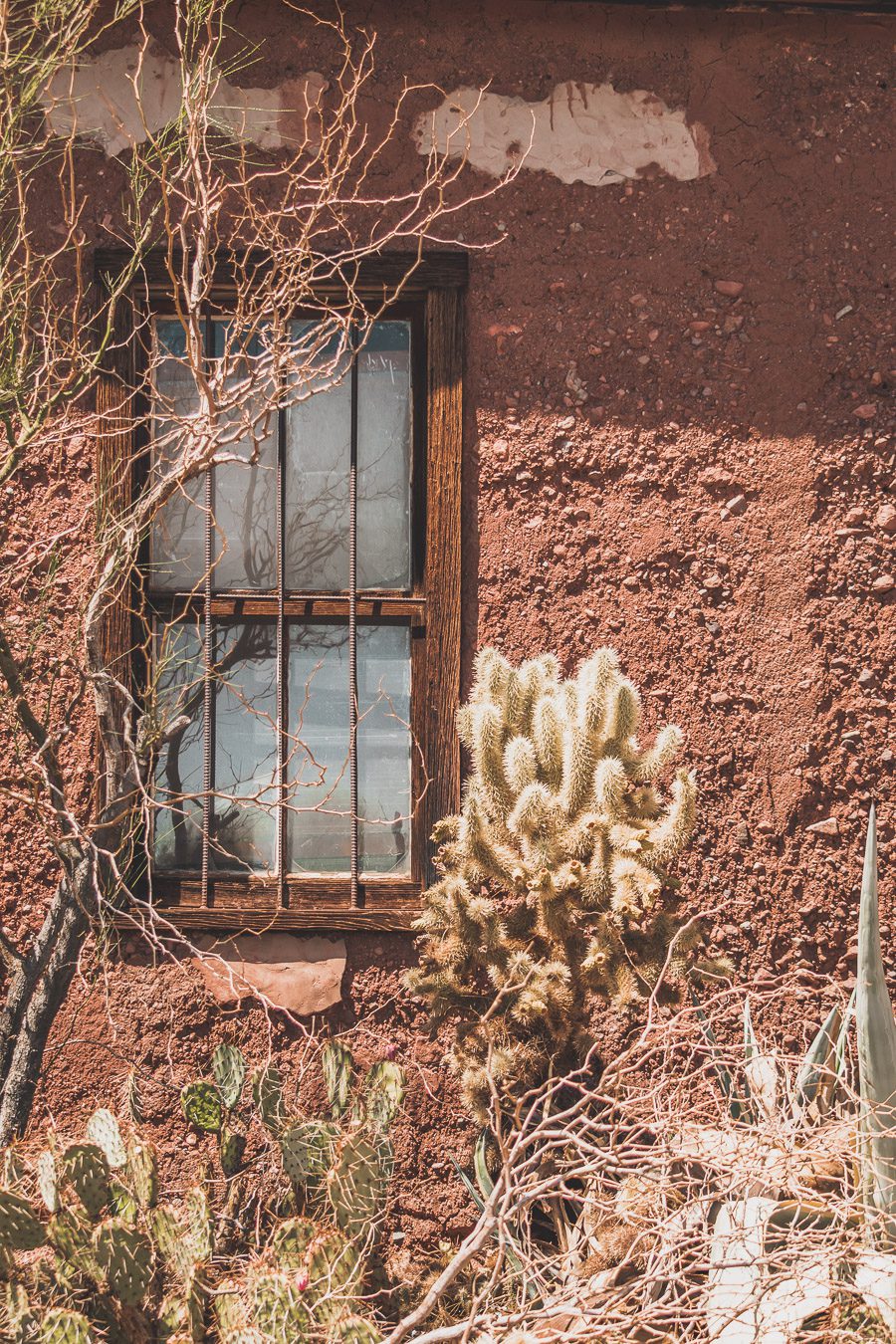 Bienvenue à Calico Ghost Town du comté de San Bernardino, en Californie. Autrefois une ville minière animée des années 1800, Calico a été préservée pour recréer l'aspect et l'ambiance du Far West. Remontez dans le temps et explorez Calico, la ville de la "ruée vers l'argent". Des saloons, des structures historiques, des boutiques, des restaurants et des manèges, Calico offre une expérience dépaysante et éducative pour toute la famille lors d'un road trip dans l'ouest américain ou un voyage.