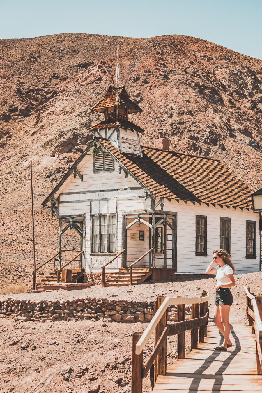 Bienvenue à Calico Ghost Town du comté de San Bernardino, en Californie. Autrefois une ville minière animée des années 1800, Calico a été préservée pour recréer l'aspect et l'ambiance du Far West. Remontez dans le temps et explorez Calico, la ville de la "ruée vers l'argent". Des saloons, des structures historiques, des boutiques, des restaurants et des manèges, Calico offre une expérience dépaysante et éducative pour toute la famille lors d'un road trip dans l'ouest américain ou un voyage.