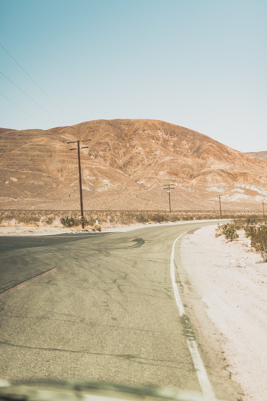 Faites un voyage sur la Route 66 en van - l'une des routes les plus emblématiques de l'histoire américaine ! Du Midwest au Sud-Ouest, la Route 66 est un symbole d'aventure et de liberté depuis des générations, offrant une expérience de voyage unique et inoubliable. Les voyageurs peuvent découvrir sa culture diversifiée et ses joyaux cachés. Que vous recherchiez un long voyage en voiture ou en van ou une escapade rapide, la Route 66 est une idée originale pour un voyage en été.