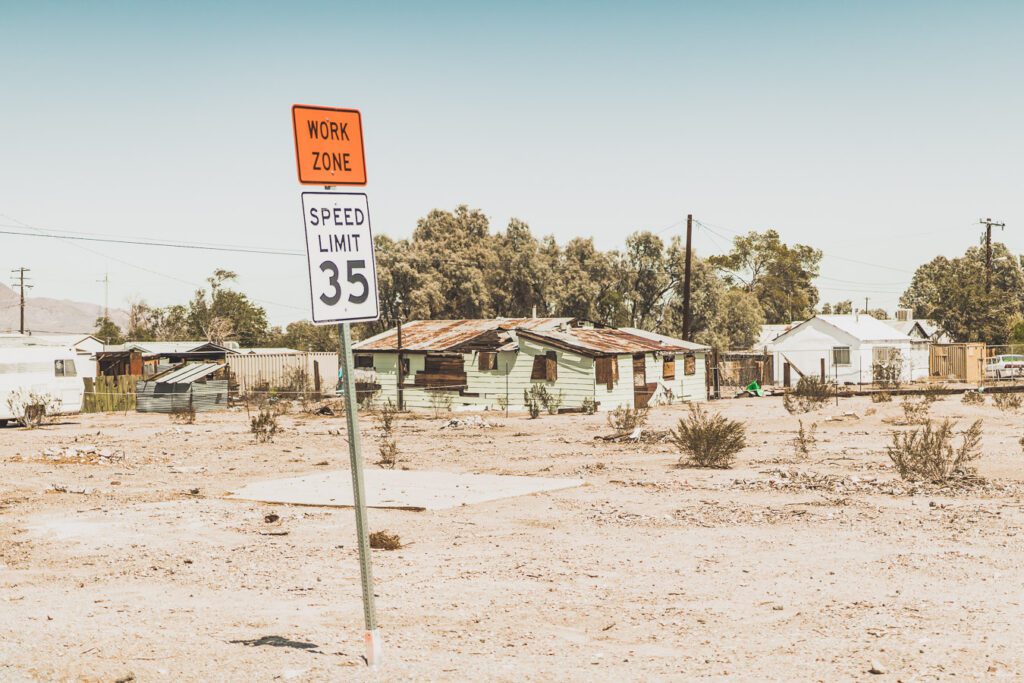 Faites un voyage sur la Route 66 en van - l'une des routes les plus emblématiques de l'histoire américaine ! Du Midwest au Sud-Ouest, la Route 66 est un symbole d'aventure et de liberté depuis des générations, offrant une expérience de voyage unique et inoubliable. Les voyageurs peuvent découvrir sa culture diversifiée et ses joyaux cachés. Que vous recherchiez un long voyage en voiture ou en van ou une escapade rapide, la Route 66 est une idée originale pour un voyage en été.