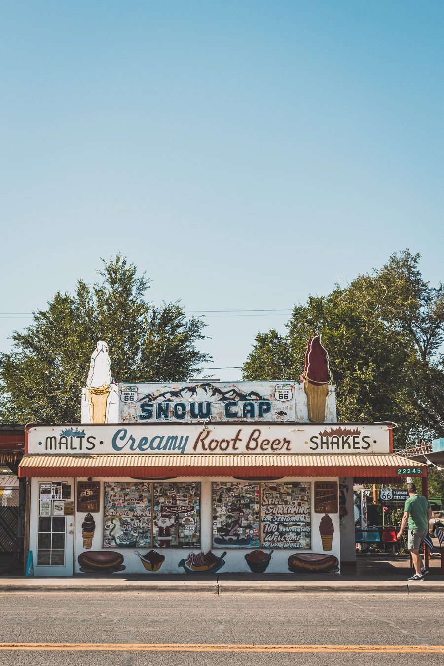 Faites un voyage sur la Route 66 en van - l'une des routes les plus emblématiques de l'histoire américaine ! Du Midwest au Sud-Ouest, la Route 66 est un symbole d'aventure et de liberté depuis des générations, offrant une expérience de voyage unique et inoubliable. Les voyageurs peuvent découvrir sa culture diversifiée et ses joyaux cachés. Que vous recherchiez un long voyage en voiture ou en van ou une escapade rapide, la Route 66 est une idée originale pour un voyage en été.