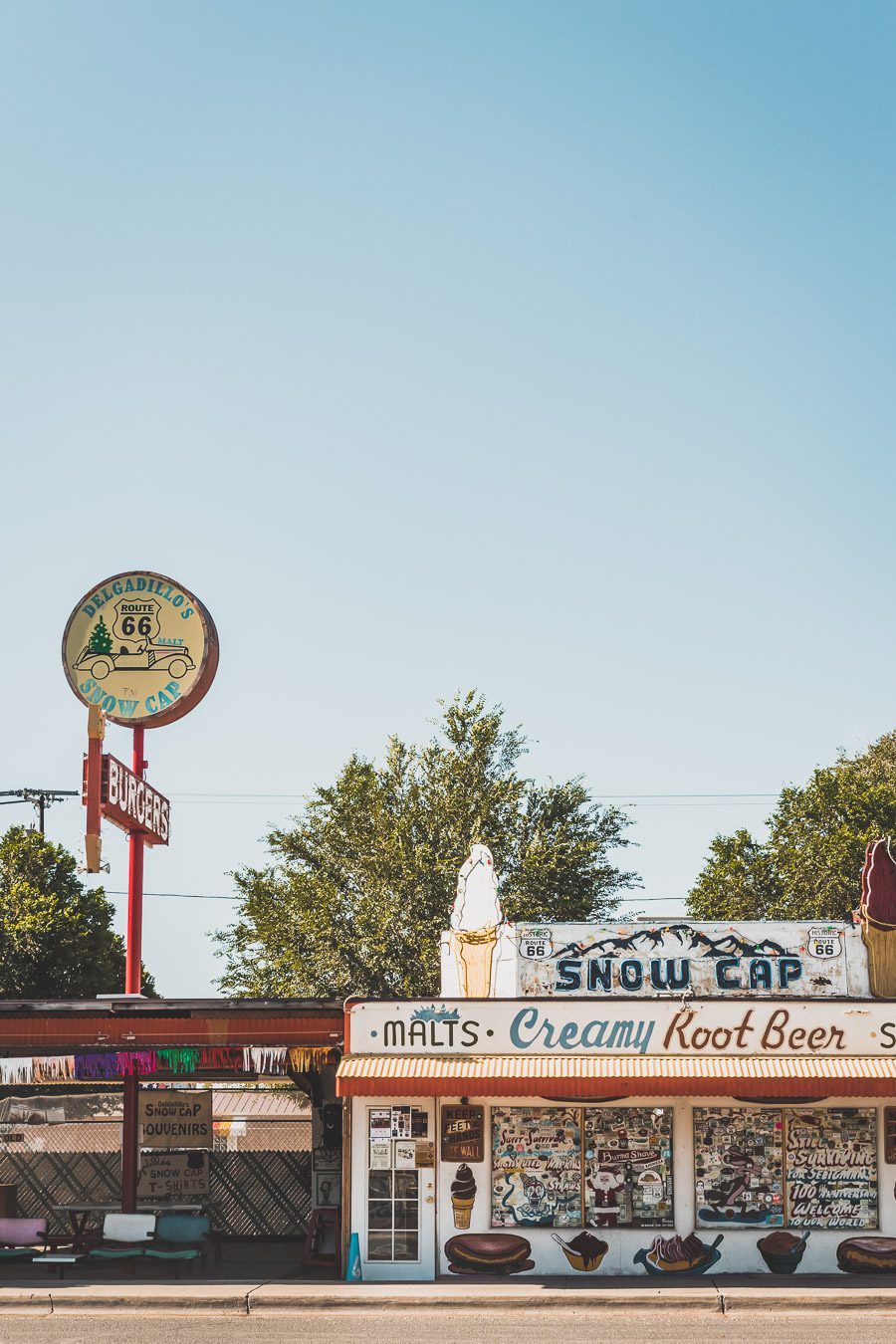 Faites un voyage sur la Route 66 en van - l'une des routes les plus emblématiques de l'histoire américaine ! Du Midwest au Sud-Ouest, la Route 66 est un symbole d'aventure et de liberté depuis des générations, offrant une expérience de voyage unique et inoubliable. Les voyageurs peuvent découvrir sa culture diversifiée et ses joyaux cachés. Que vous recherchiez un long voyage en voiture ou en van ou une escapade rapide, la Route 66 est une idée originale pour un voyage en été.