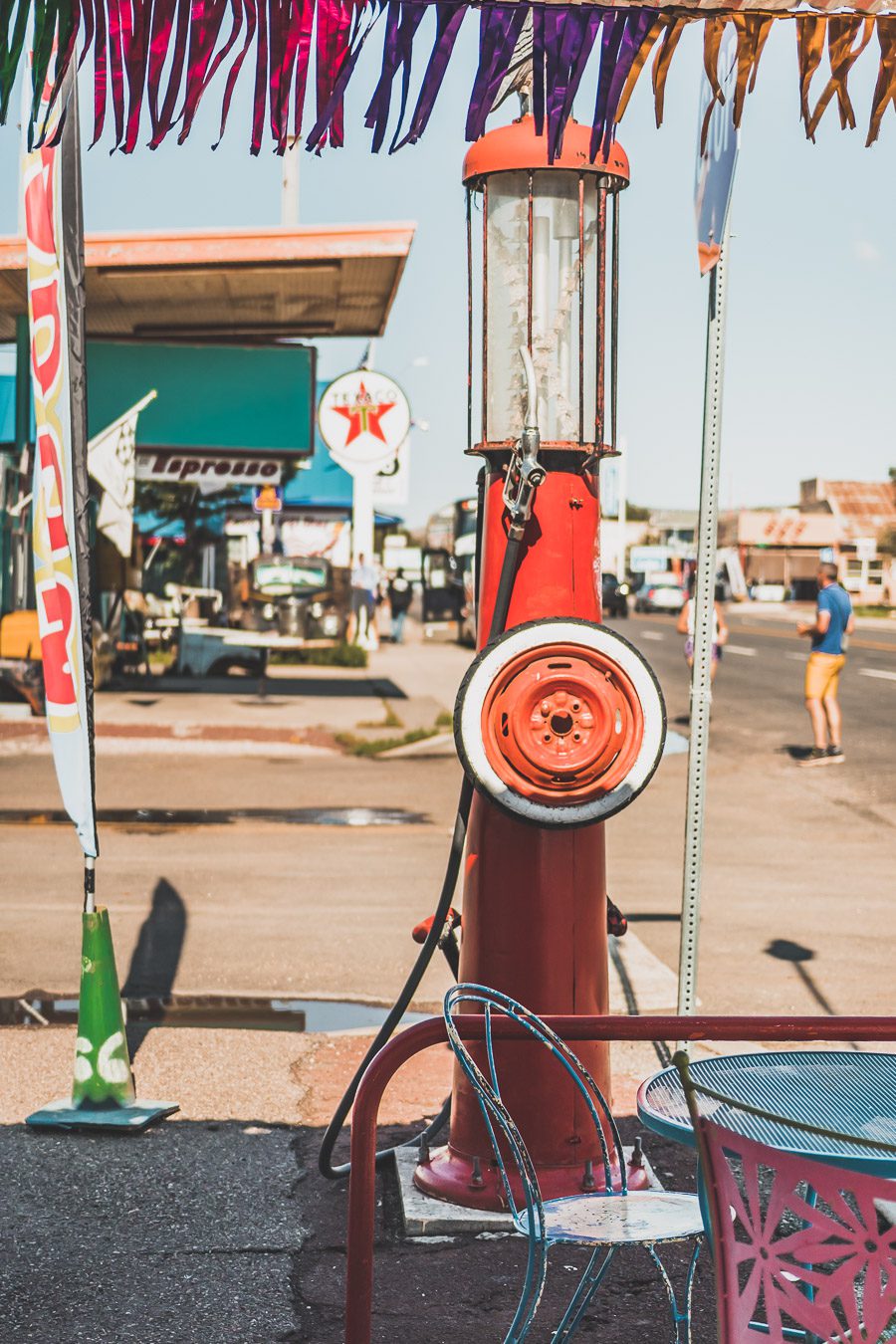 Faites un voyage sur la Route 66 en van - l'une des routes les plus emblématiques de l'histoire américaine ! Du Midwest au Sud-Ouest, la Route 66 est un symbole d'aventure et de liberté depuis des générations, offrant une expérience de voyage unique et inoubliable. Les voyageurs peuvent découvrir sa culture diversifiée et ses joyaux cachés. Que vous recherchiez un long voyage en voiture ou en van ou une escapade rapide, la Route 66 est une idée originale pour un voyage en été.