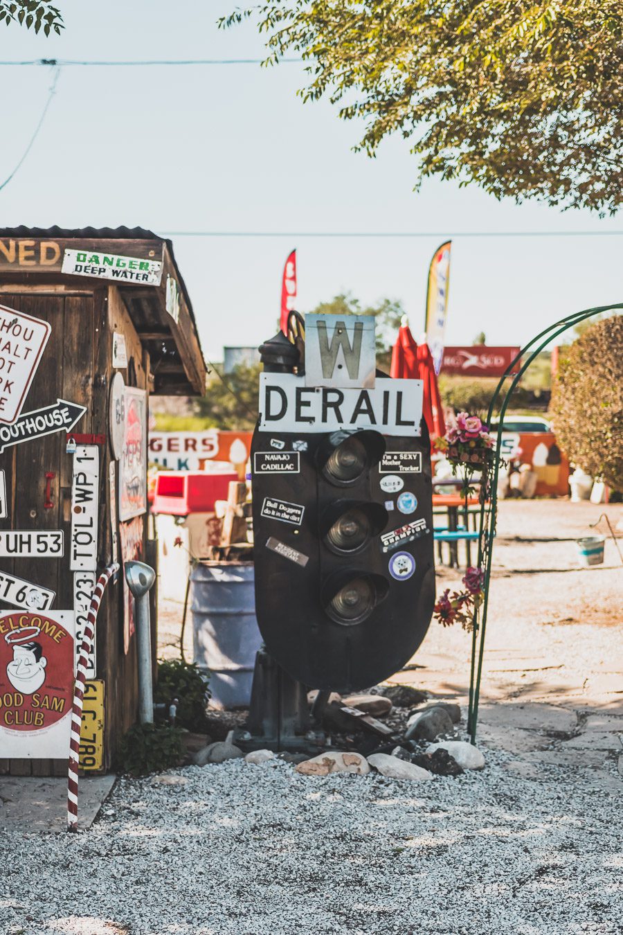 Faites un voyage sur la Route 66 en van - l'une des routes les plus emblématiques de l'histoire américaine ! Du Midwest au Sud-Ouest, la Route 66 est un symbole d'aventure et de liberté depuis des générations, offrant une expérience de voyage unique et inoubliable. Les voyageurs peuvent découvrir sa culture diversifiée et ses joyaux cachés. Que vous recherchiez un long voyage en voiture ou en van ou une escapade rapide, la Route 66 est une idée originale pour un voyage en été.