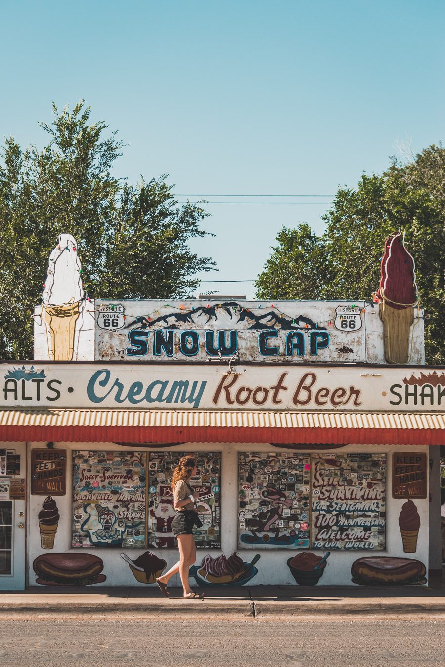 Faites un voyage sur la Route 66 en van - l'une des routes les plus emblématiques de l'histoire américaine ! Du Midwest au Sud-Ouest, la Route 66 est un symbole d'aventure et de liberté depuis des générations, offrant une expérience de voyage unique et inoubliable. Les voyageurs peuvent découvrir sa culture diversifiée et ses joyaux cachés. Que vous recherchiez un long voyage en voiture ou en van ou une escapade rapide, la Route 66 est une idée originale pour un voyage en été.