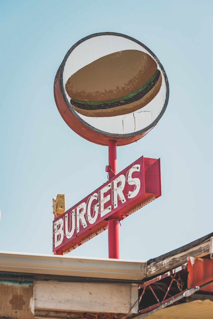 Faites un voyage sur la Route 66 en van - l'une des routes les plus emblématiques de l'histoire américaine ! Du Midwest au Sud-Ouest, la Route 66 est un symbole d'aventure et de liberté depuis des générations, offrant une expérience de voyage unique et inoubliable. Les voyageurs peuvent découvrir sa culture diversifiée et ses joyaux cachés. Que vous recherchiez un long voyage en voiture ou en van ou une escapade rapide, la Route 66 est une idée originale pour un voyage en été.