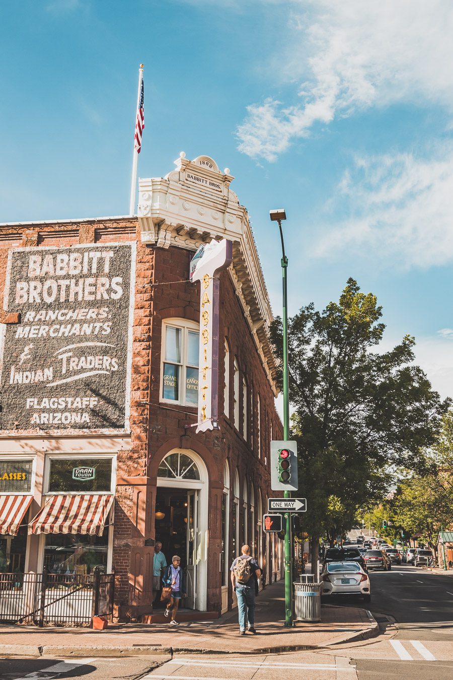 Faites un voyage sur la Route 66 en van - l'une des routes les plus emblématiques de l'histoire américaine ! Du Midwest au Sud-Ouest, la Route 66 est un symbole d'aventure et de liberté depuis des générations, offrant une expérience de voyage unique et inoubliable. Les voyageurs peuvent découvrir sa culture diversifiée et ses joyaux cachés. Que vous recherchiez un long voyage en voiture ou en van ou une escapade rapide, la Route 66 est une idée originale pour un voyage en été.