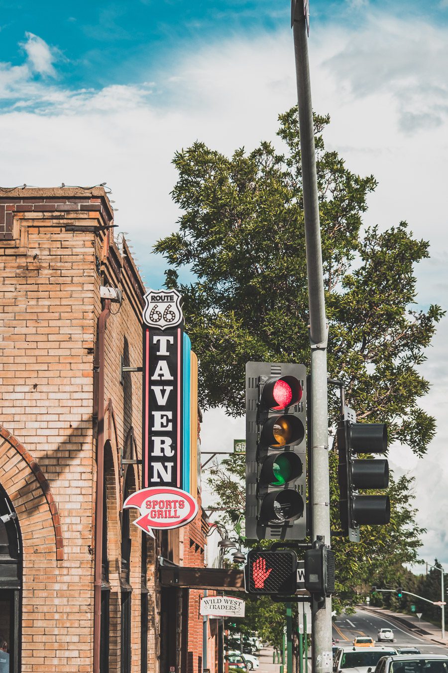 Faites un voyage sur la Route 66 en van - l'une des routes les plus emblématiques de l'histoire américaine ! Du Midwest au Sud-Ouest, la Route 66 est un symbole d'aventure et de liberté depuis des générations, offrant une expérience de voyage unique et inoubliable. Les voyageurs peuvent découvrir sa culture diversifiée et ses joyaux cachés. Que vous recherchiez un long voyage en voiture ou en van ou une escapade rapide, la Route 66 est une idée originale pour un voyage en été.