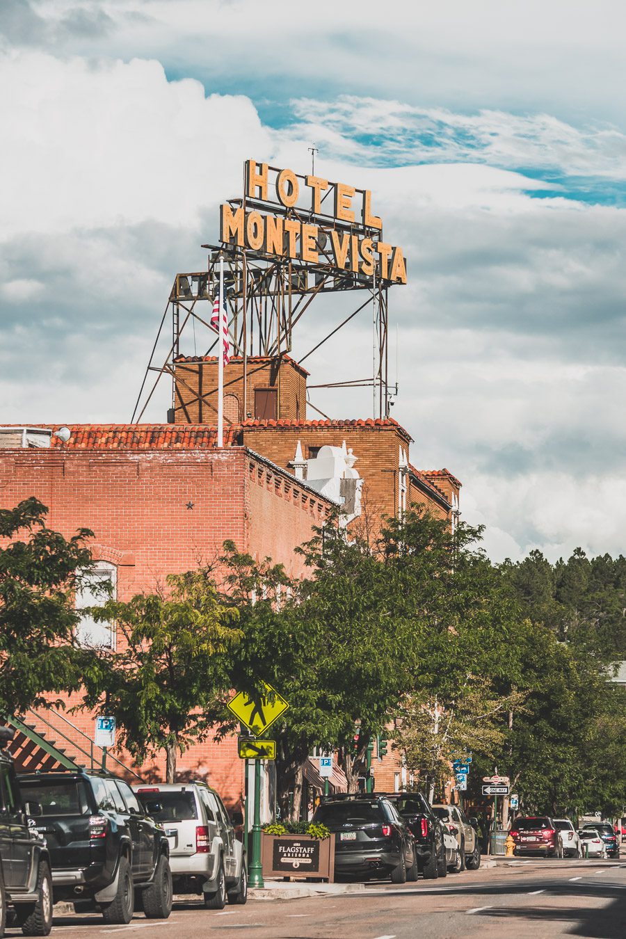 Faites un voyage sur la Route 66 en van - l'une des routes les plus emblématiques de l'histoire américaine ! Du Midwest au Sud-Ouest, la Route 66 est un symbole d'aventure et de liberté depuis des générations, offrant une expérience de voyage unique et inoubliable. Les voyageurs peuvent découvrir sa culture diversifiée et ses joyaux cachés. Que vous recherchiez un long voyage en voiture ou en van ou une escapade rapide, la Route 66 est une idée originale pour un voyage en été.