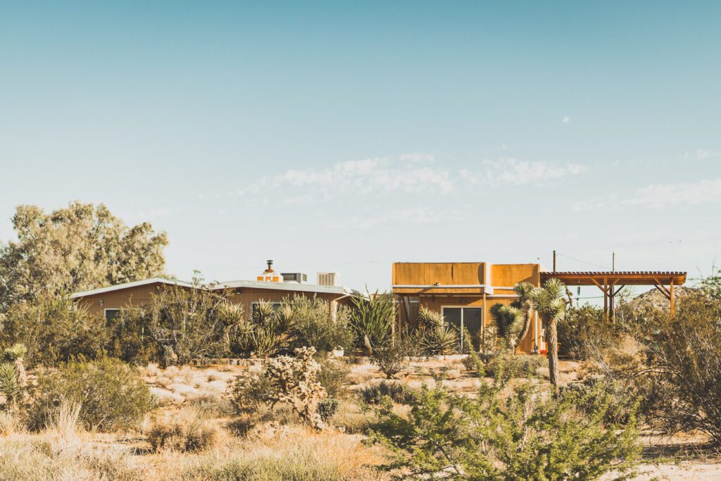 Le parc national de Joshua Tree est un paysage américain emblématique situé dans le désert de Mojave en Californie. Outre son emblématique Joshua Tree, cette oasis du désert offre des vues spectaculaires sur les chaînes de montagnes et les canyons environnants, ainsi qu'une abondance d'animaux sauvages incroyables. Préparez-vous à vivre l'une des expériences désertiques les plus uniques et les plus immersives d'un road trip aux États-Unis - bienvenue à Joshua Tree National Park !