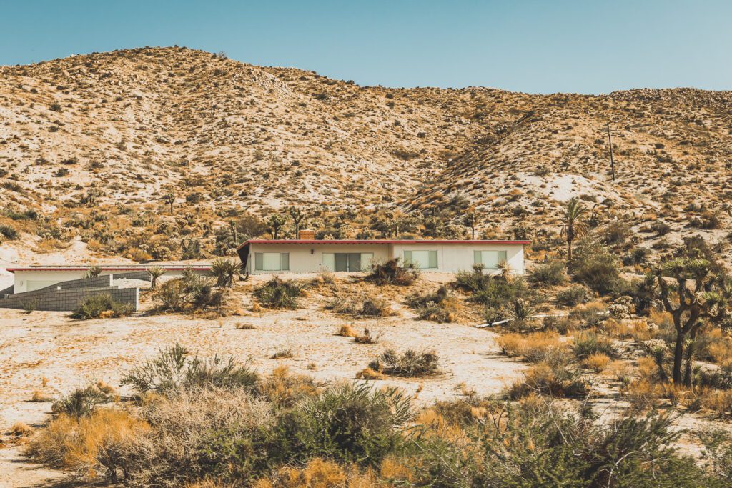 Le parc national de Joshua Tree est un paysage américain emblématique situé dans le désert de Mojave en Californie. Outre son emblématique Joshua Tree, cette oasis du désert offre des vues spectaculaires sur les chaînes de montagnes et les canyons environnants, ainsi qu'une abondance d'animaux sauvages incroyables. Préparez-vous à vivre l'une des expériences désertiques les plus uniques et les plus immersives d'un road trip aux États-Unis - bienvenue à Joshua Tree National Park !