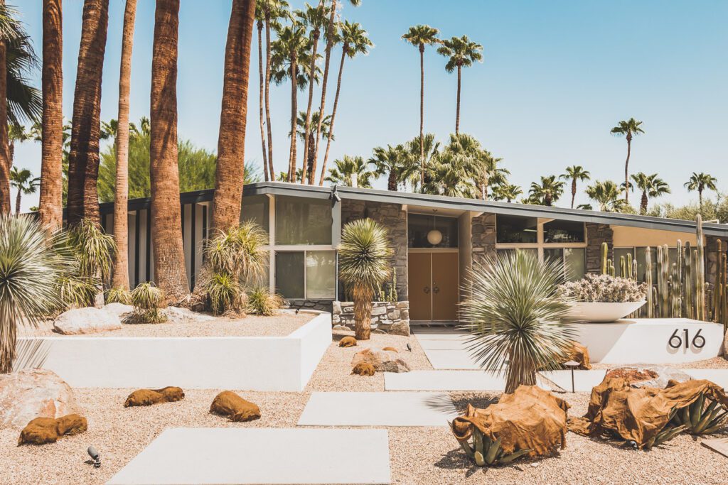 Palm Springs est une oasis ensoleillée dans le désert californien, offrant aux visiteurs une chance de se détendre et de se ressourcer grâce à sa beauté naturelle, ses équipements modernes et son architecture incroyable. Palm Springs a quelque chose pour tout le monde, y compris pour les amoureux de photographie et ceux en quête de dépaysement. Venez vous adonner aux innombrables activités et attractions que la ville a à offrir et découvrez la beauté de cet endroit spécial.