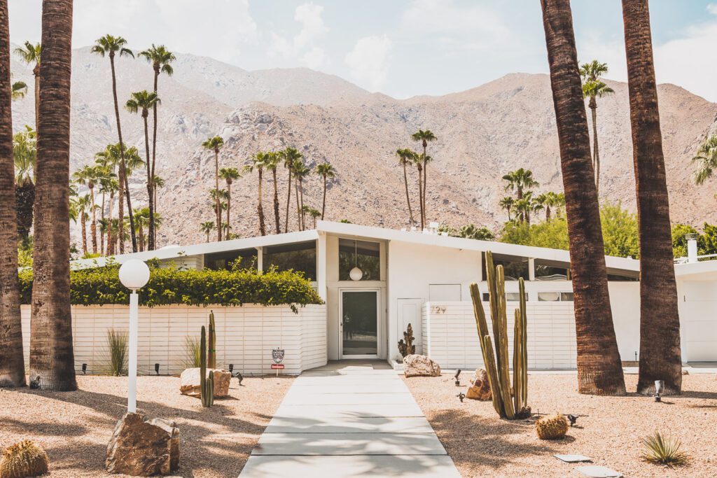 Palm Springs est une oasis ensoleillée dans le désert californien, offrant aux visiteurs une chance de se détendre et de se ressourcer grâce à sa beauté naturelle, ses équipements modernes et son architecture incroyable. Palm Springs a quelque chose pour tout le monde, y compris pour les amoureux de photographie et ceux en quête de dépaysement. Venez vous adonner aux innombrables activités et attractions que la ville a à offrir et découvrez la beauté de cet endroit spécial.