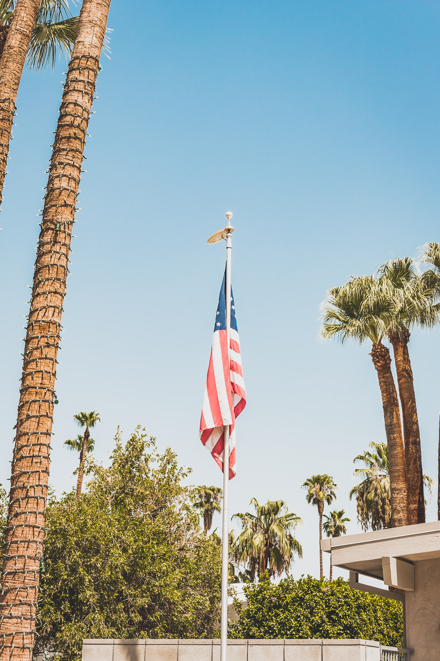 Palm Springs est une oasis ensoleillée dans le désert californien, offrant aux visiteurs une chance de se détendre et de se ressourcer grâce à sa beauté naturelle, ses équipements modernes et son architecture incroyable. Palm Springs a quelque chose pour tout le monde, y compris pour les amoureux de photographie et ceux en quête de dépaysement. Venez vous adonner aux innombrables activités et attractions que la ville a à offrir et découvrez la beauté de cet endroit spécial.