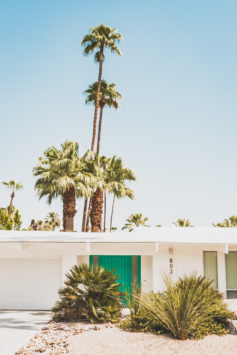 Palm Springs est une oasis ensoleillée dans le désert californien, offrant aux visiteurs une chance de se détendre et de se ressourcer grâce à sa beauté naturelle, ses équipements modernes et son architecture incroyable. Palm Springs a quelque chose pour tout le monde, y compris pour les amoureux de photographie et ceux en quête de dépaysement. Venez vous adonner aux innombrables activités et attractions que la ville a à offrir et découvrez la beauté de cet endroit spécial.