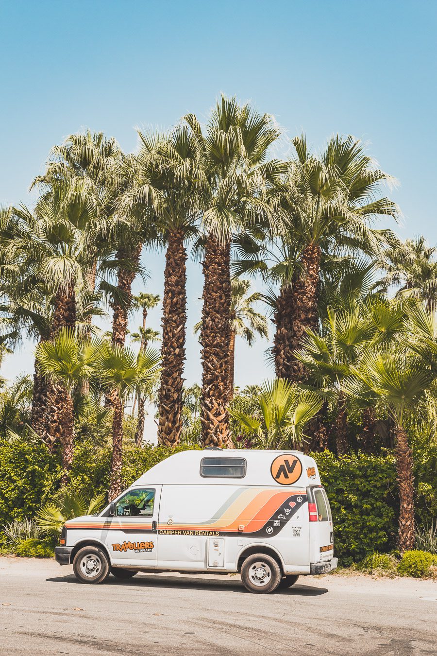 Palm Springs est une oasis ensoleillée dans le désert californien, offrant aux visiteurs une chance de se détendre et de se ressourcer grâce à sa beauté naturelle, ses équipements modernes et son architecture incroyable. Palm Springs a quelque chose pour tout le monde, y compris pour les amoureux de photographie et ceux en quête de dépaysement. Venez vous adonner aux innombrables activités et attractions que la ville a à offrir et découvrez la beauté de cet endroit spécial.