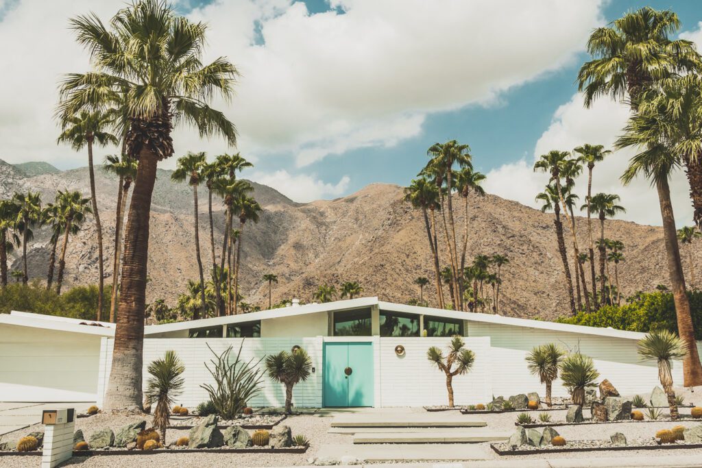 Palm Springs est une oasis ensoleillée dans le désert californien, offrant aux visiteurs une chance de se détendre et de se ressourcer grâce à sa beauté naturelle, ses équipements modernes et son architecture incroyable. Palm Springs a quelque chose pour tout le monde, y compris pour les amoureux de photographie et ceux en quête de dépaysement. Venez vous adonner aux innombrables activités et attractions que la ville a à offrir et découvrez la beauté de cet endroit spécial.