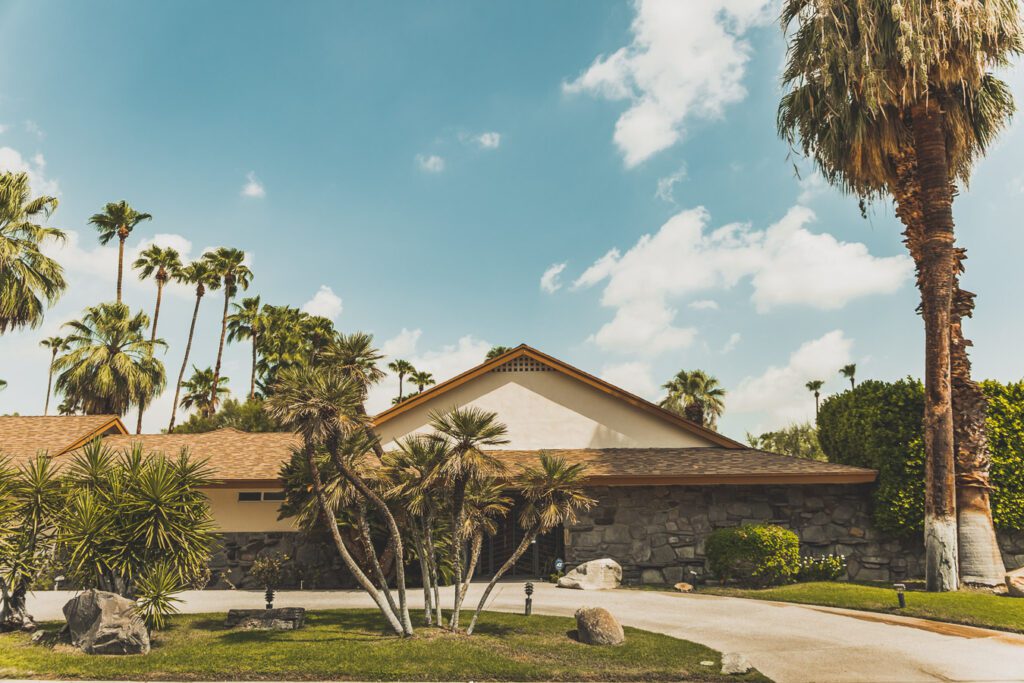 Palm Springs est une oasis ensoleillée dans le désert californien, offrant aux visiteurs une chance de se détendre et de se ressourcer grâce à sa beauté naturelle, ses équipements modernes et son architecture incroyable. Palm Springs a quelque chose pour tout le monde, y compris pour les amoureux de photographie et ceux en quête de dépaysement. Venez vous adonner aux innombrables activités et attractions que la ville a à offrir et découvrez la beauté de cet endroit spécial.