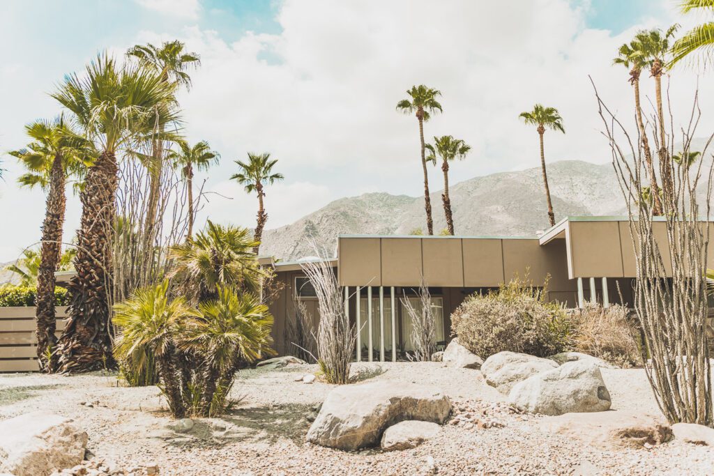 Palm Springs est une oasis ensoleillée dans le désert californien, offrant aux visiteurs une chance de se détendre et de se ressourcer grâce à sa beauté naturelle, ses équipements modernes et son architecture incroyable. Palm Springs a quelque chose pour tout le monde, y compris pour les amoureux de photographie et ceux en quête de dépaysement. Venez vous adonner aux innombrables activités et attractions que la ville a à offrir et découvrez la beauté de cet endroit spécial.