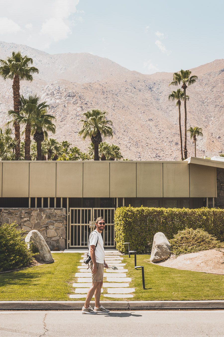 Palm Springs est une oasis ensoleillée dans le désert californien, offrant aux visiteurs une chance de se détendre et de se ressourcer grâce à sa beauté naturelle, ses équipements modernes et son architecture incroyable. Palm Springs a quelque chose pour tout le monde, y compris pour les amoureux de photographie et ceux en quête de dépaysement. Venez vous adonner aux innombrables activités et attractions que la ville a à offrir et découvrez la beauté de cet endroit spécial.