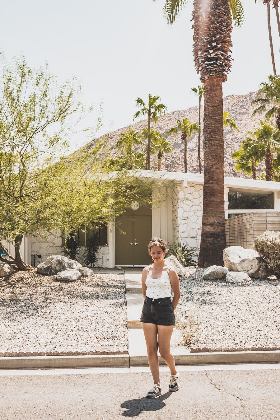 Palm Springs est une oasis ensoleillée dans le désert californien, offrant aux visiteurs une chance de se détendre et de se ressourcer grâce à sa beauté naturelle, ses équipements modernes et son architecture incroyable. Palm Springs a quelque chose pour tout le monde, y compris pour les amoureux de photographie et ceux en quête de dépaysement. Venez vous adonner aux innombrables activités et attractions que la ville a à offrir et découvrez la beauté de cet endroit spécial.