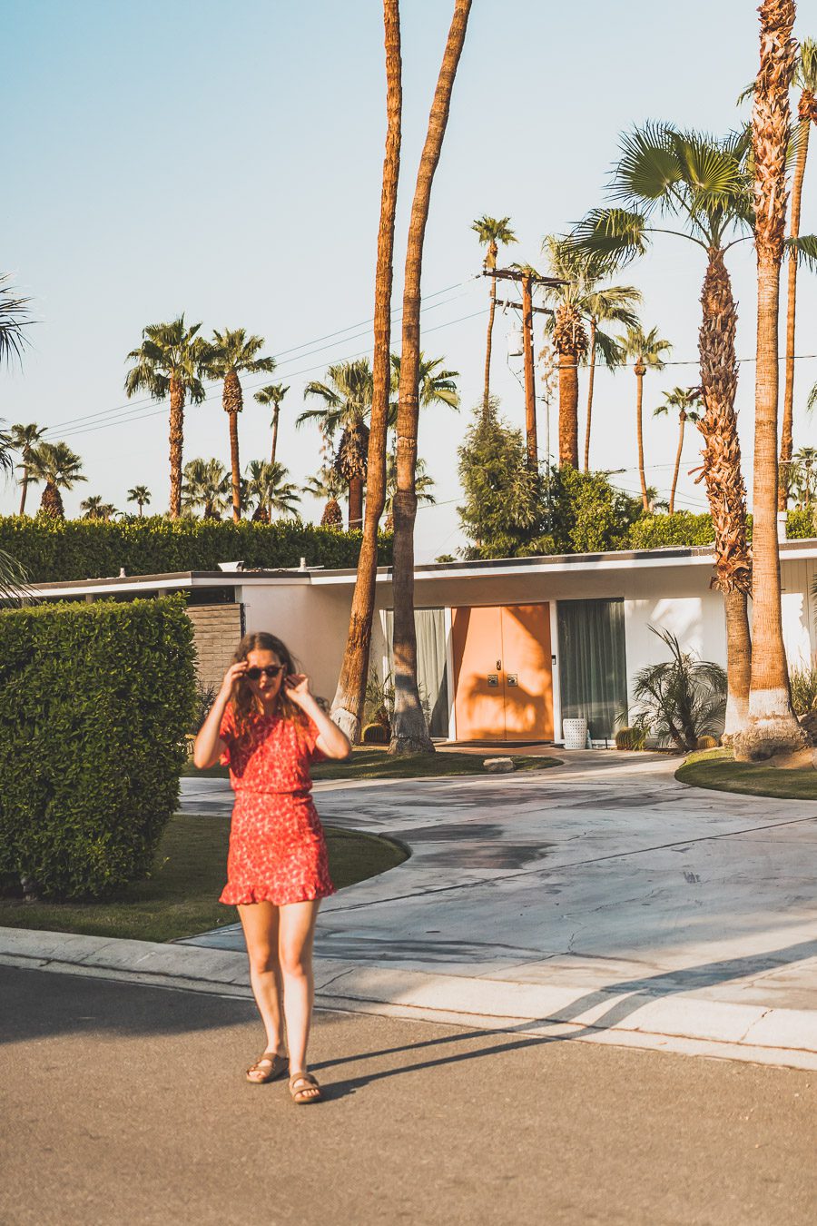 Palm Springs est une oasis ensoleillée dans le désert californien, offrant aux visiteurs une chance de se détendre et de se ressourcer grâce à sa beauté naturelle, ses équipements modernes et son architecture incroyable. Palm Springs a quelque chose pour tout le monde, y compris pour les amoureux de photographie et ceux en quête de dépaysement. Venez vous adonner aux innombrables activités et attractions que la ville a à offrir et découvrez la beauté de cet endroit spécial.