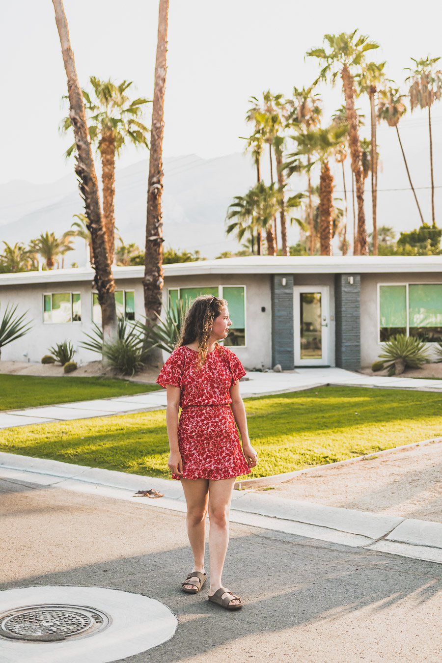 Palm Springs est une oasis ensoleillée dans le désert californien, offrant aux visiteurs une chance de se détendre et de se ressourcer grâce à sa beauté naturelle, ses équipements modernes et son architecture incroyable. Palm Springs a quelque chose pour tout le monde, y compris pour les amoureux de photographie et ceux en quête de dépaysement. Venez vous adonner aux innombrables activités et attractions que la ville a à offrir et découvrez la beauté de cet endroit spécial.