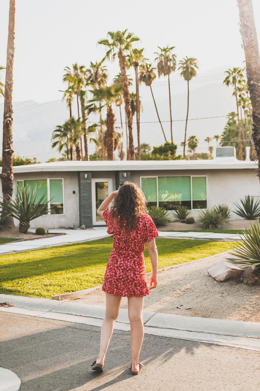 Palm Springs est une oasis ensoleillée dans le désert californien, offrant aux visiteurs une chance de se détendre et de se ressourcer grâce à sa beauté naturelle, ses équipements modernes et son architecture incroyable. Palm Springs a quelque chose pour tout le monde, y compris pour les amoureux de photographie et ceux en quête de dépaysement. Venez vous adonner aux innombrables activités et attractions que la ville a à offrir et découvrez la beauté de cet endroit spécial.