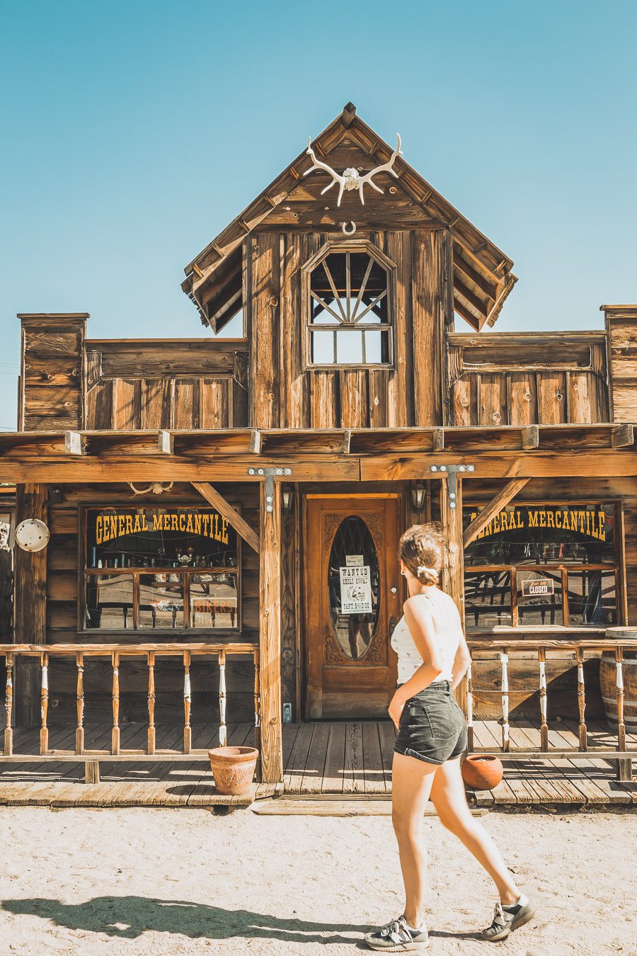 Pioneertown est une ville unique et historique dans le désert californien, située de l'ancienne ville minière de Yucca Valley. Avec ses bâtiments de style occidental, son camping-car restauré et son paysage pittoresque, Pioneertown est un retour dans le temps vers le Far West - un endroit où vous pouvez monter à cheval pour une balade à cheval ou simplement vous détendre et explorer l'atmosphère du Far West. Venez découvrir par vous-même le charme et la nostalgie de ce lieu mythique !