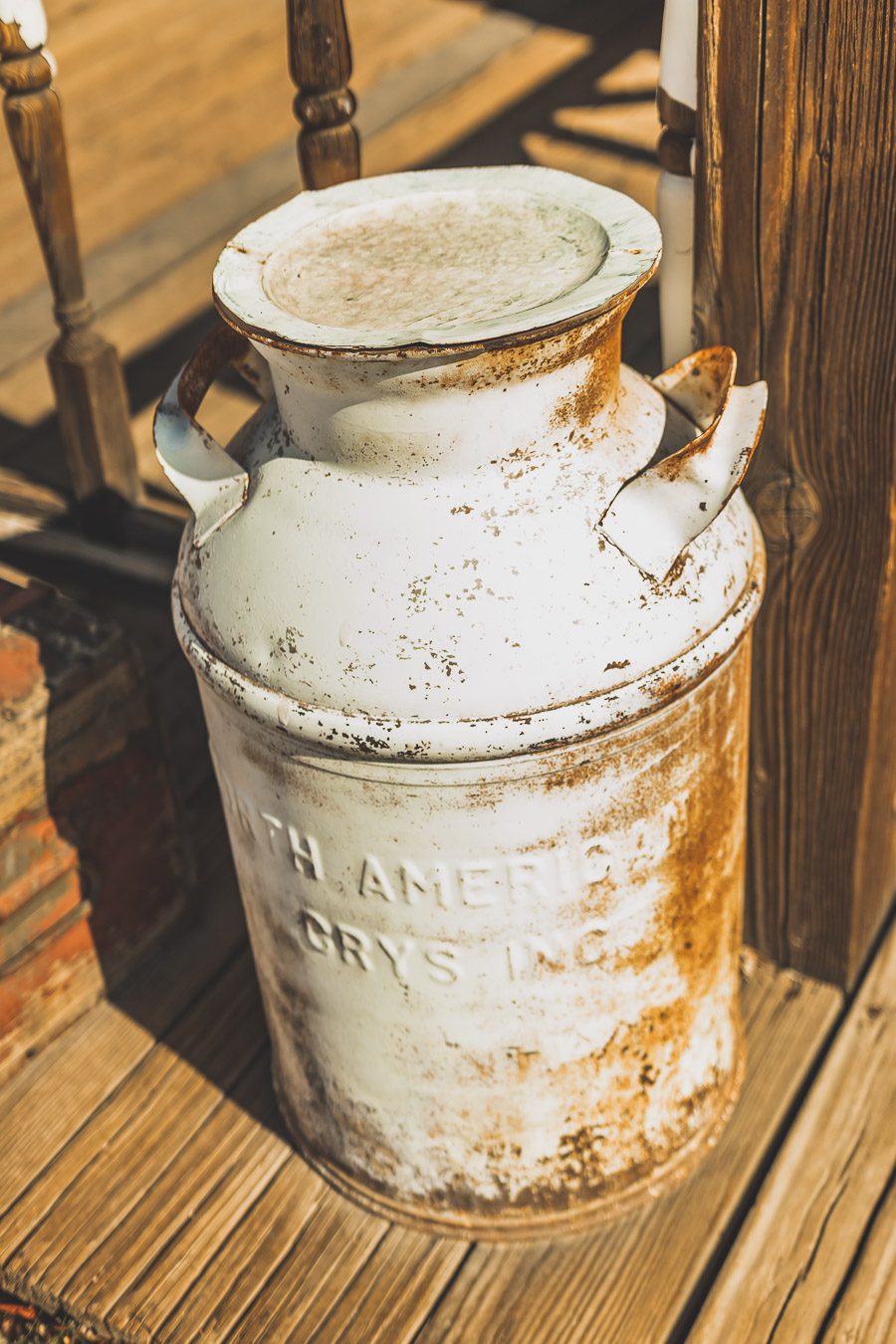 Pioneertown est une ville unique et historique dans le désert californien, située de l'ancienne ville minière de Yucca Valley. Avec ses bâtiments de style occidental, son camping-car restauré et son paysage pittoresque, Pioneertown est un retour dans le temps vers le Far West - un endroit où vous pouvez monter à cheval pour une balade à cheval ou simplement vous détendre et explorer l'atmosphère du Far West. Venez découvrir par vous-même le charme et la nostalgie de ce lieu mythique !