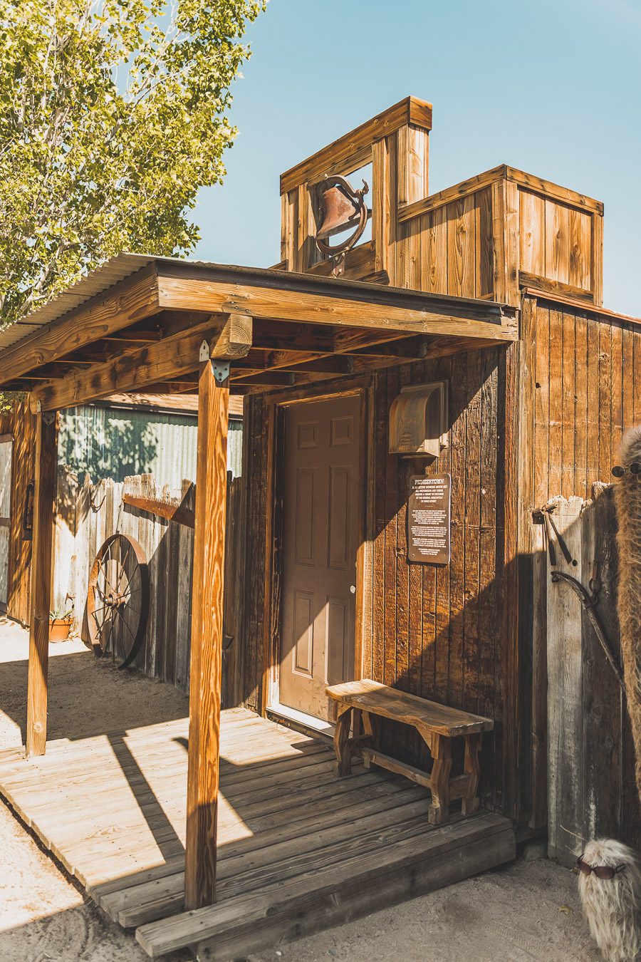 Pioneertown est une ville unique et historique dans le désert californien, située de l'ancienne ville minière de Yucca Valley. Avec ses bâtiments de style occidental, son camping-car restauré et son paysage pittoresque, Pioneertown est un retour dans le temps vers le Far West - un endroit où vous pouvez monter à cheval pour une balade à cheval ou simplement vous détendre et explorer l'atmosphère du Far West. Venez découvrir par vous-même le charme et la nostalgie de ce lieu mythique !