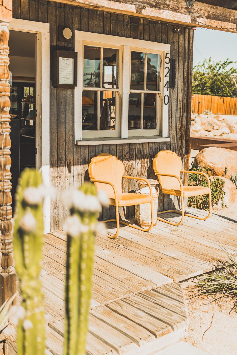 Pioneertown est une ville unique et historique dans le désert californien, située de l'ancienne ville minière de Yucca Valley. Avec ses bâtiments de style occidental, son camping-car restauré et son paysage pittoresque, Pioneertown est un retour dans le temps vers le Far West - un endroit où vous pouvez monter à cheval pour une balade à cheval ou simplement vous détendre et explorer l'atmosphère du Far West. Venez découvrir par vous-même le charme et la nostalgie de ce lieu mythique !