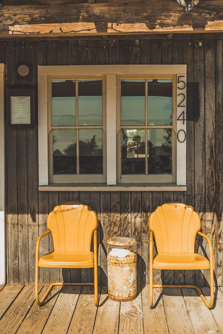 Pioneertown est une ville unique et historique dans le désert californien, située de l'ancienne ville minière de Yucca Valley. Avec ses bâtiments de style occidental, son camping-car restauré et son paysage pittoresque, Pioneertown est un retour dans le temps vers le Far West - un endroit où vous pouvez monter à cheval pour une balade à cheval ou simplement vous détendre et explorer l'atmosphère du Far West. Venez découvrir par vous-même le charme et la nostalgie de ce lieu mythique !