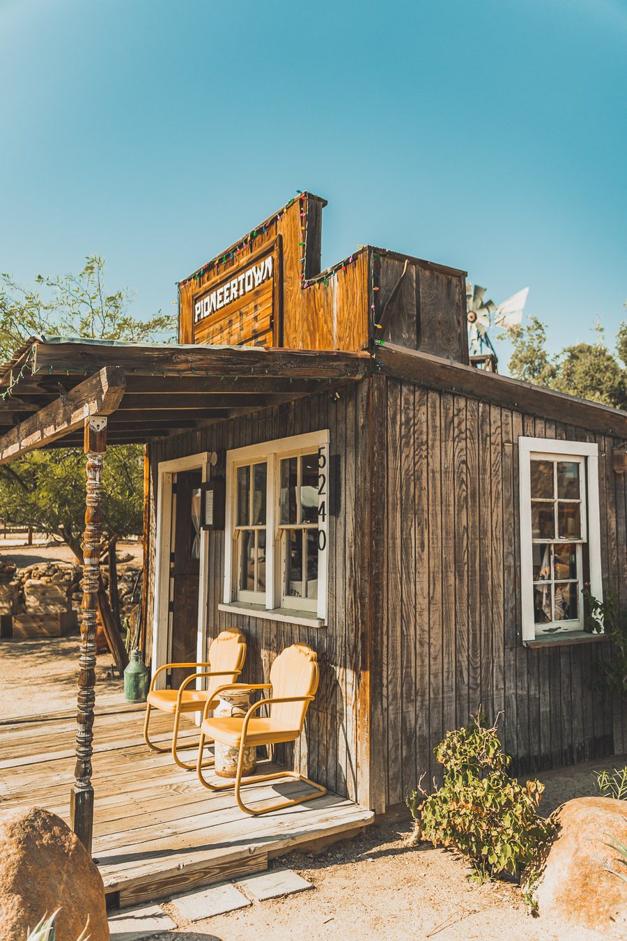 Pioneertown est une ville unique et historique dans le désert californien, située de l'ancienne ville minière de Yucca Valley. Avec ses bâtiments de style occidental, son camping-car restauré et son paysage pittoresque, Pioneertown est un retour dans le temps vers le Far West - un endroit où vous pouvez monter à cheval pour une balade à cheval ou simplement vous détendre et explorer l'atmosphère du Far West. Venez découvrir par vous-même le charme et la nostalgie de ce lieu mythique !