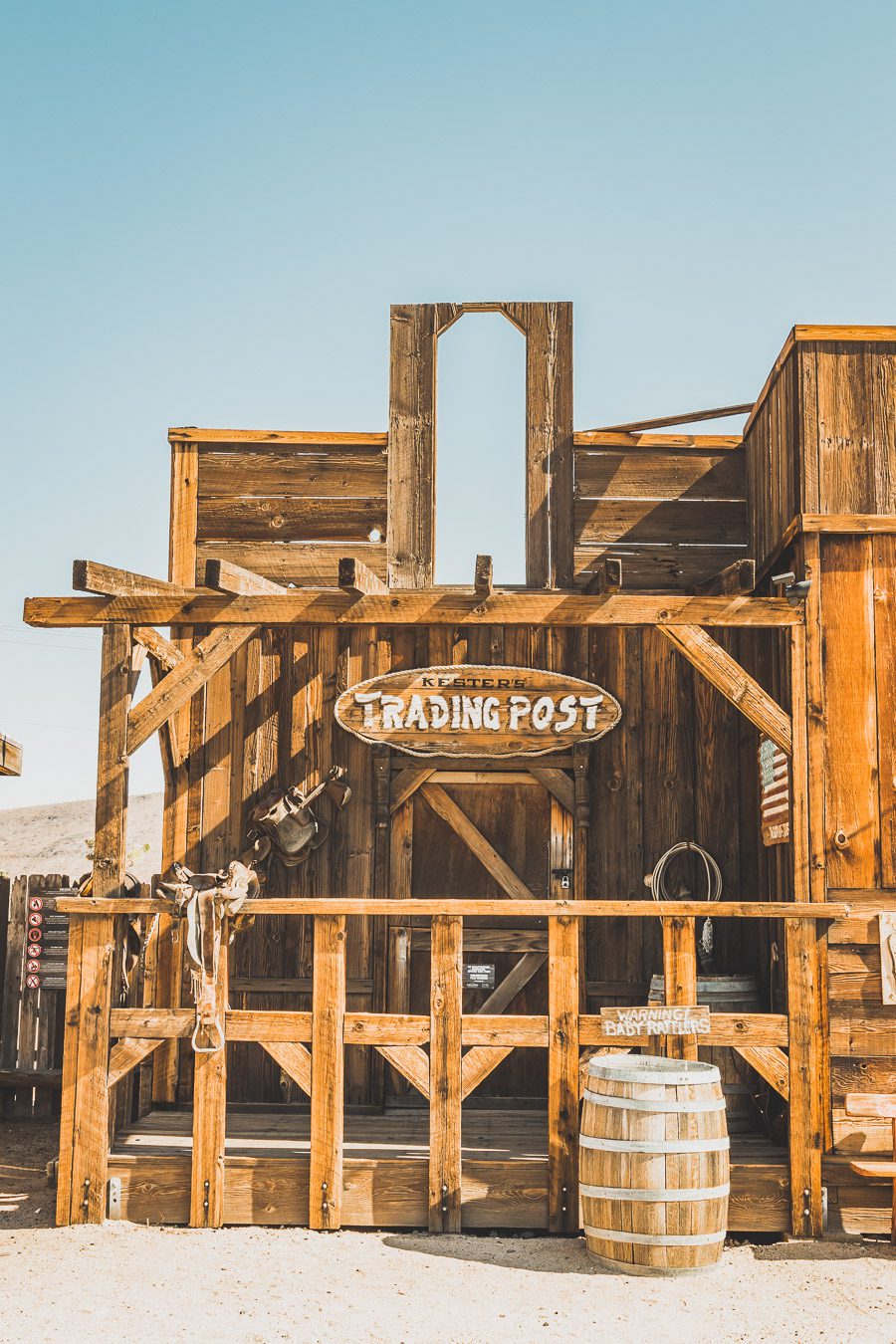 Pioneertown est une ville unique et historique dans le désert californien, située de l'ancienne ville minière de Yucca Valley. Avec ses bâtiments de style occidental, son camping-car restauré et son paysage pittoresque, Pioneertown est un retour dans le temps vers le Far West - un endroit où vous pouvez monter à cheval pour une balade à cheval ou simplement vous détendre et explorer l'atmosphère du Far West. Venez découvrir par vous-même le charme et la nostalgie de ce lieu mythique !