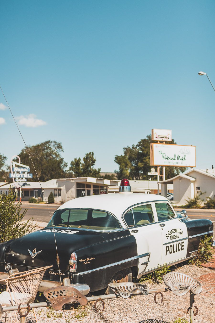 Faites un voyage sur la Route 66 en van - l'une des routes les plus emblématiques de l'histoire américaine ! Du Midwest au Sud-Ouest, la Route 66 est un symbole d'aventure et de liberté depuis des générations, offrant une expérience de voyage unique et inoubliable. Les voyageurs peuvent découvrir sa culture diversifiée et ses joyaux cachés. Que vous recherchiez un long voyage en voiture ou en van ou une escapade rapide, la Route 66 est une idée originale pour un voyage en été.