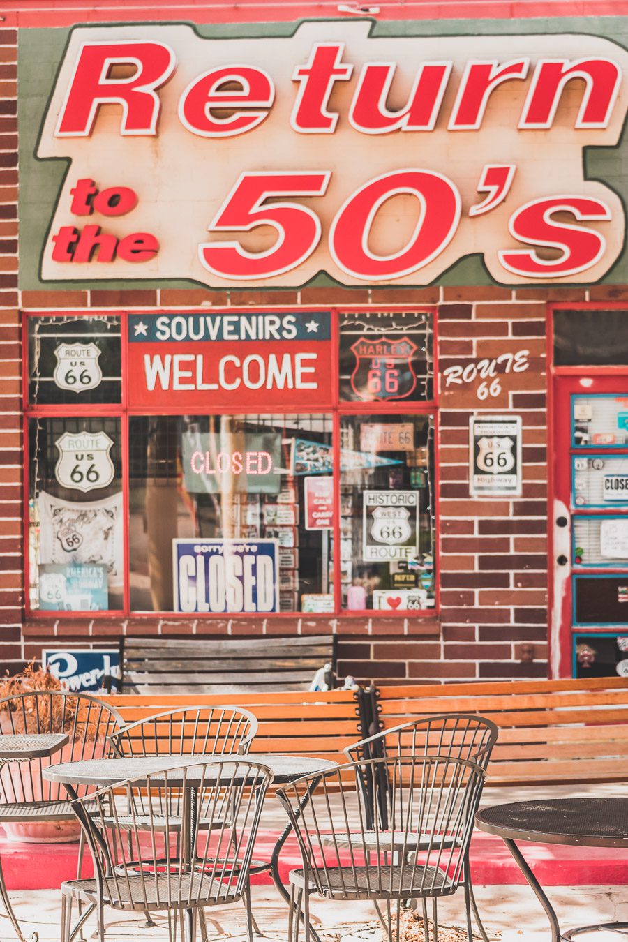 Faites un voyage sur la Route 66 en van - l'une des routes les plus emblématiques de l'histoire américaine ! Du Midwest au Sud-Ouest, la Route 66 est un symbole d'aventure et de liberté depuis des générations, offrant une expérience de voyage unique et inoubliable. Les voyageurs peuvent découvrir sa culture diversifiée et ses joyaux cachés. Que vous recherchiez un long voyage en voiture ou en van ou une escapade rapide, la Route 66 est une idée originale pour un voyage en été.