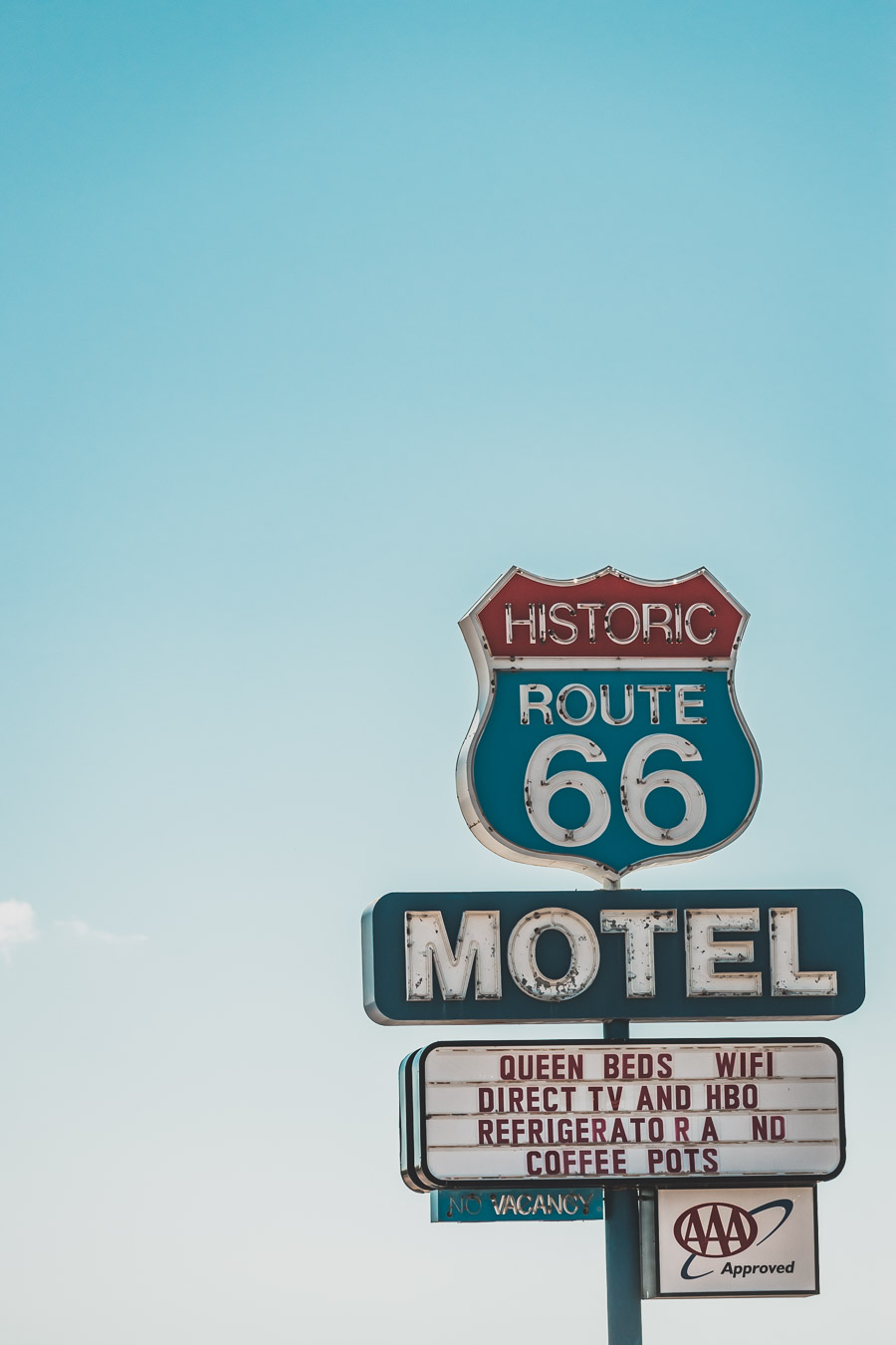 Faites un voyage sur la Route 66 en van - l'une des routes les plus emblématiques de l'histoire américaine ! Du Midwest au Sud-Ouest, la Route 66 est un symbole d'aventure et de liberté depuis des générations, offrant une expérience de voyage unique et inoubliable. Les voyageurs peuvent découvrir sa culture diversifiée et ses joyaux cachés. Que vous recherchiez un long voyage en voiture ou en van ou une escapade rapide, la Route 66 est une idée originale pour un voyage en été.