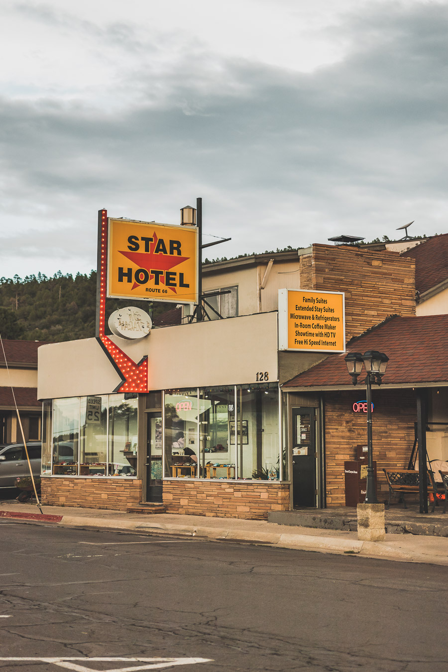 Faites un voyage sur la Route 66 en van - l'une des routes les plus emblématiques de l'histoire américaine ! Du Midwest au Sud-Ouest, la Route 66 est un symbole d'aventure et de liberté depuis des générations, offrant une expérience de voyage unique et inoubliable. Les voyageurs peuvent découvrir sa culture diversifiée et ses joyaux cachés. Que vous recherchiez un long voyage en voiture ou en van ou une escapade rapide, la Route 66 est une idée originale pour un voyage en été.