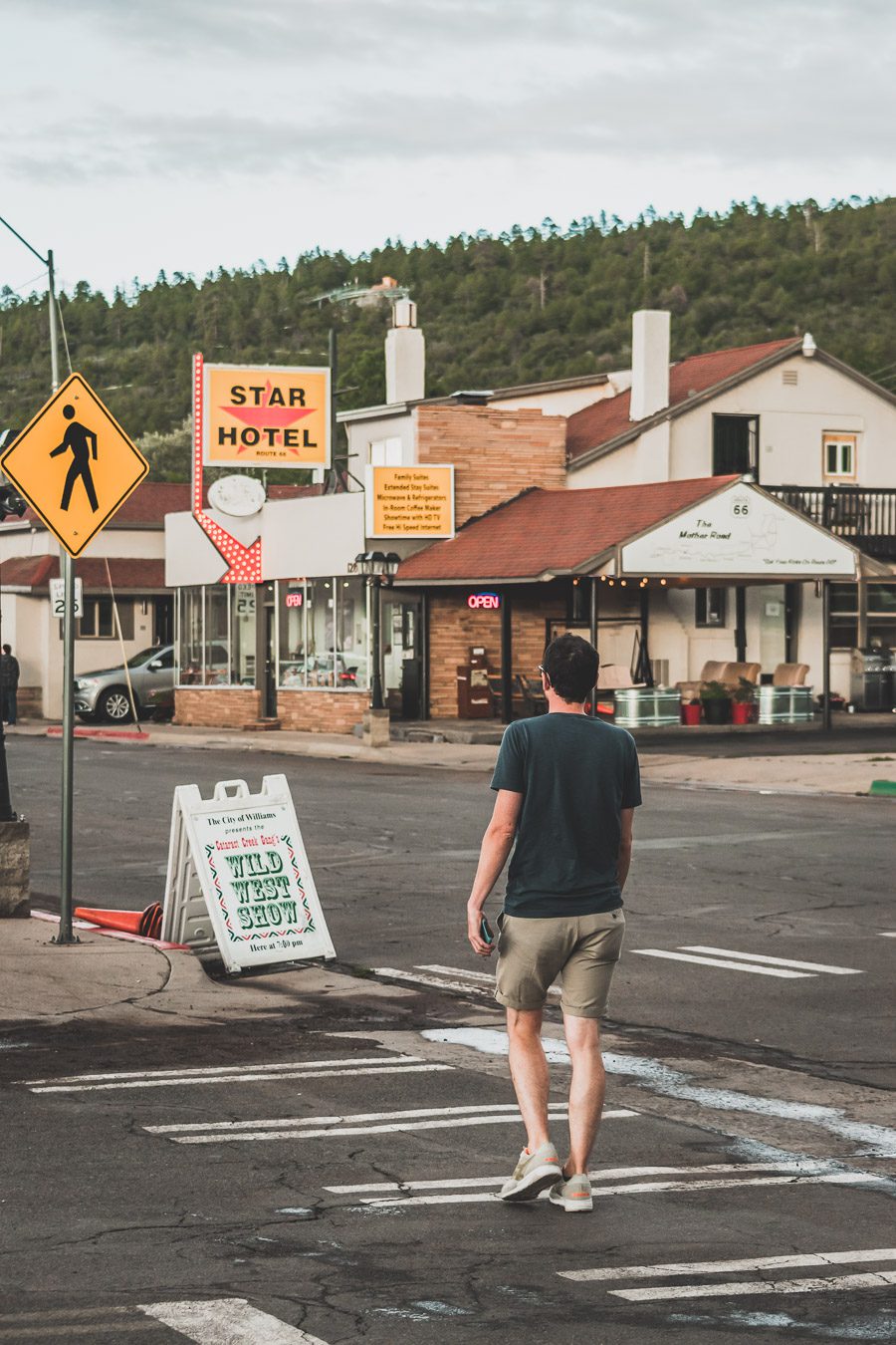 Faites un voyage sur la Route 66 en van - l'une des routes les plus emblématiques de l'histoire américaine ! Du Midwest au Sud-Ouest, la Route 66 est un symbole d'aventure et de liberté depuis des générations, offrant une expérience de voyage unique et inoubliable. Les voyageurs peuvent découvrir sa culture diversifiée et ses joyaux cachés. Que vous recherchiez un long voyage en voiture ou en van ou une escapade rapide, la Route 66 est une idée originale pour un voyage en été.