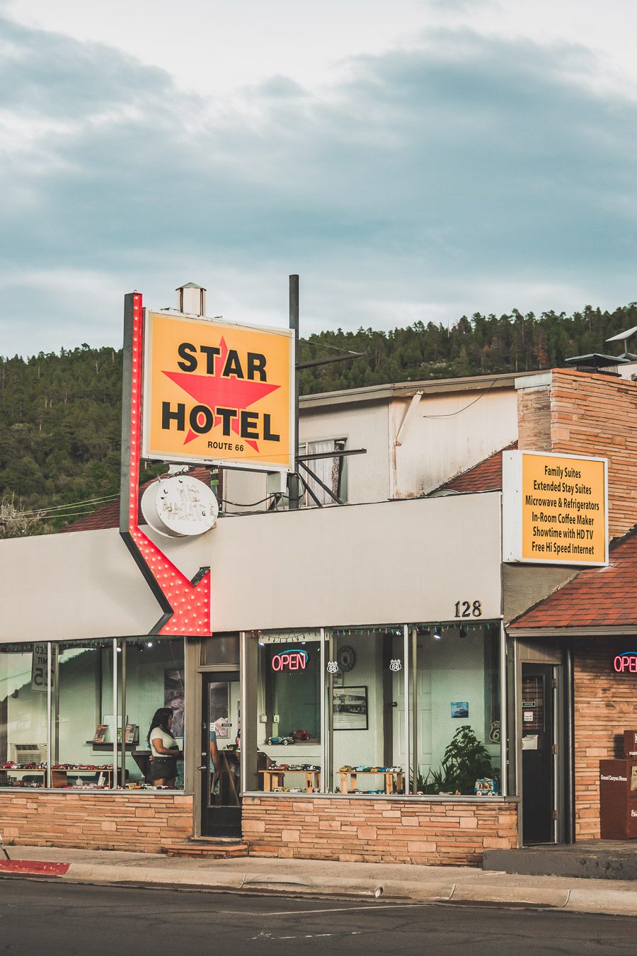 Faites un voyage sur la Route 66 en van - l'une des routes les plus emblématiques de l'histoire américaine ! Du Midwest au Sud-Ouest, la Route 66 est un symbole d'aventure et de liberté depuis des générations, offrant une expérience de voyage unique et inoubliable. Les voyageurs peuvent découvrir sa culture diversifiée et ses joyaux cachés. Que vous recherchiez un long voyage en voiture ou en van ou une escapade rapide, la Route 66 est une idée originale pour un voyage en été.