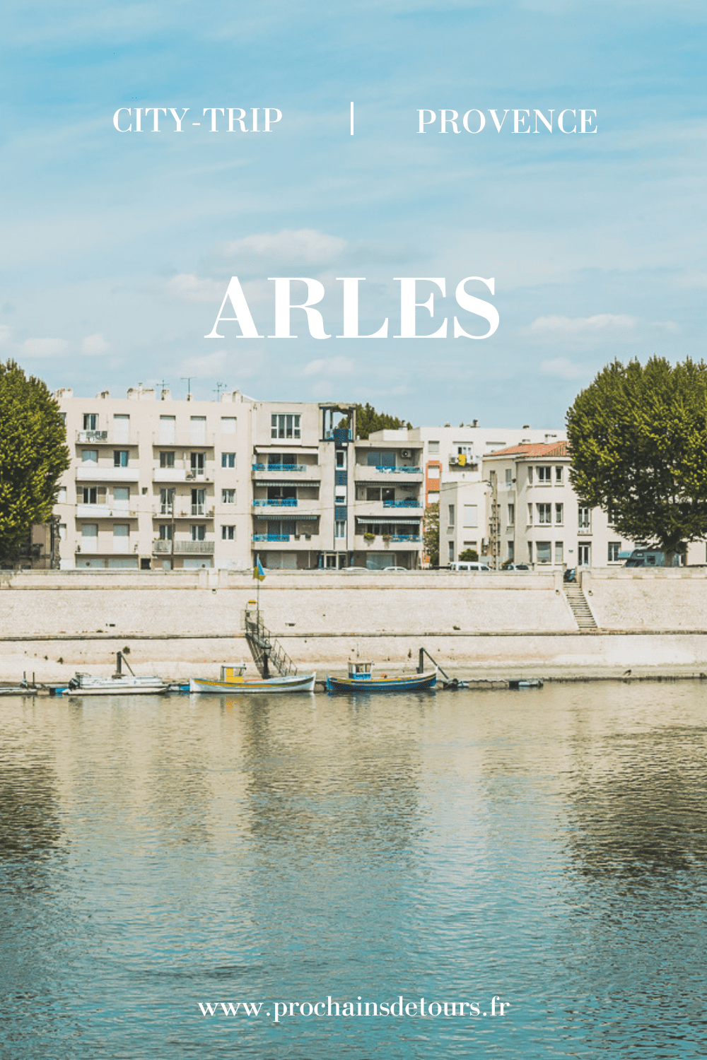 Voyager à Arles, en France, est le moyen idéal pour vous immerger dans la culture, la beauté et l'histoire de l'une des plus anciennes villes d'Europe. Fondée par les Grecs, Arles propose une sélection incroyablement variée d'attractions, des ruines romaines au magnifique delta de la Camargue. Que vous cherchiez à passer une journée de détente à explorer les rues sinueuses et les monuments anciens de la ville ou que vous recherchiez une soirée excitante, il faut visiter Arles à pied.