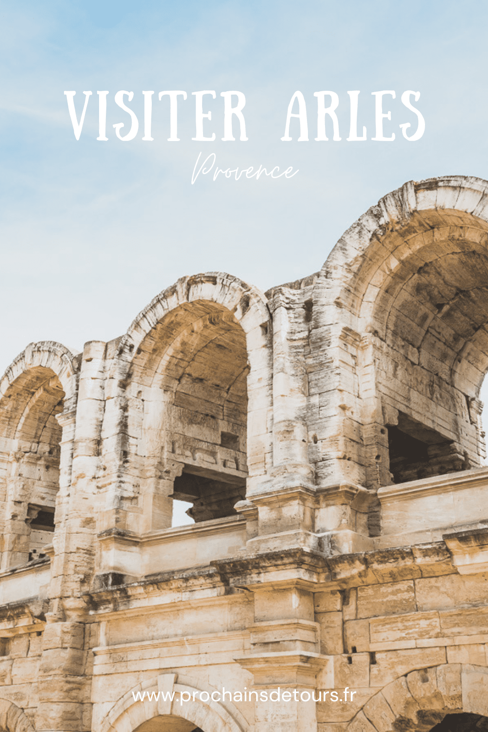 Voyager à Arles, en France, est le moyen idéal pour vous immerger dans la culture, la beauté et l'histoire de l'une des plus anciennes villes d'Europe. Fondée par les Grecs, Arles propose une sélection incroyablement variée d'attractions, des ruines romaines au magnifique delta de la Camargue. Que vous cherchiez à passer une journée de détente à explorer les rues sinueuses et les monuments anciens de la ville ou que vous recherchiez une soirée excitante, il faut visiter Arles à pied.