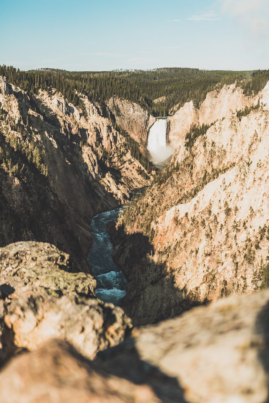 Pensez à la location d'un van aux USA. Vous pourrez ainsi explorer les États-Unis dans votre maison loin de chez vous, lors d'un road trip dans l'ouest américain. Vous découvrirez ainsi Yellowstone, Grand Teton, Las Vegas, Palm Springs et bien d'autres endroits uniques... Que vous recherchiez une escapade romantique ou une aventure passionnante en famille, la location de van aux États-Unis peut vous aider à faire de votre voyage un moment inoubliable. Voyage en van / Road trip ouest américain 