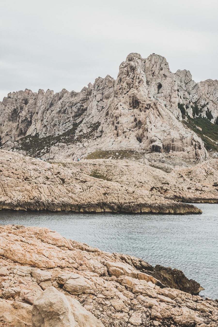 Voici un guide pour passer un week end à Marseille. Marseille est la destination idéale, offrant des paysages époustouflants, une cuisine délicieuse... Qu'il s'agisse d'explorer la riche culture de la ville, de se détendre sur ses plages immaculées ou de goûter à certains de ses plats de renommée mondiale, il y en a pour tous les goûts dans cette ville portuaire animée. Alors faites vos valises et préparez-vous pour un week end à Marseille que vous n'oublierez pas de sitôt.