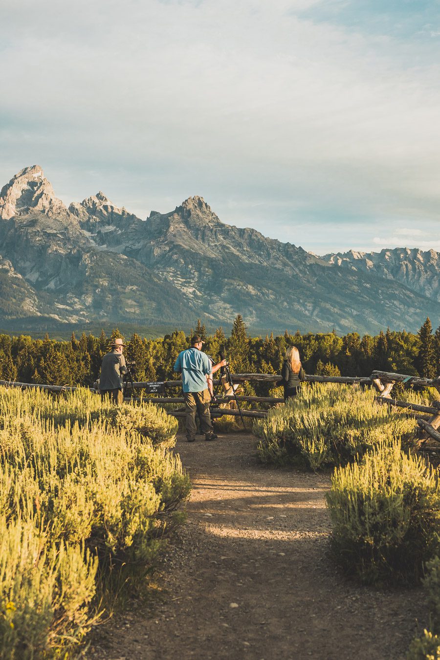 Pensez à la location d'un van aux USA. Vous pourrez ainsi explorer les États-Unis dans votre maison loin de chez vous, lors d'un road trip dans l'ouest américain. Vous découvrirez ainsi Yellowstone, Grand Teton, Las Vegas, Palm Springs et bien d'autres endroits uniques... Que vous recherchiez une escapade romantique ou une aventure passionnante en famille, la location de van aux États-Unis peut vous aider à faire de votre voyage un moment inoubliable. Voyage en van / Road trip ouest américain 