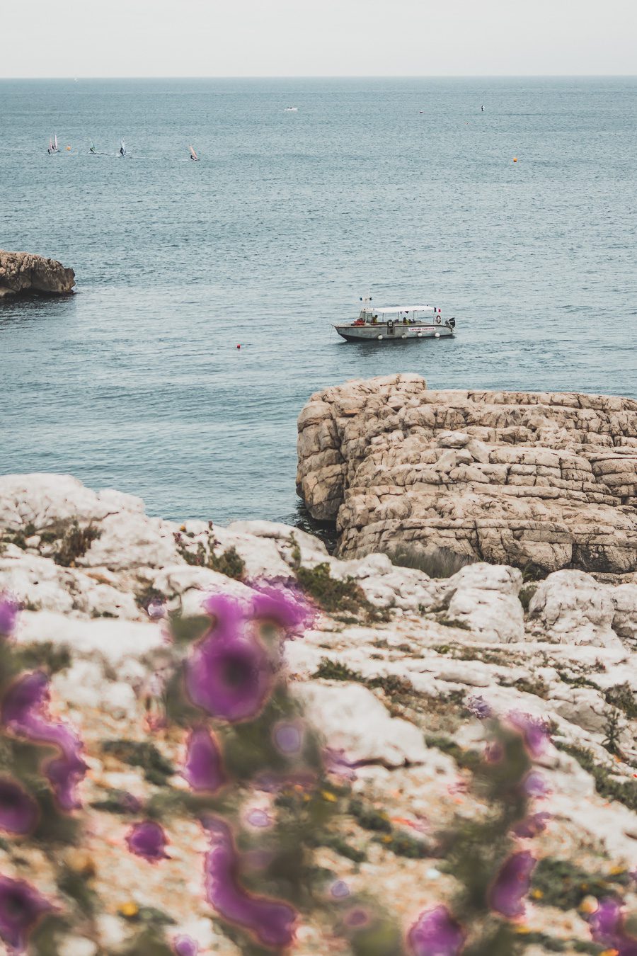 Voici un guide pour passer un week end à Marseille. Marseille est la destination idéale, offrant des paysages époustouflants, une cuisine délicieuse... Qu'il s'agisse d'explorer la riche culture de la ville, de se détendre sur ses plages immaculées ou de goûter à certains de ses plats de renommée mondiale, il y en a pour tous les goûts dans cette ville portuaire animée. Alors faites vos valises et préparez-vous pour un week end à Marseille que vous n'oublierez pas de sitôt.