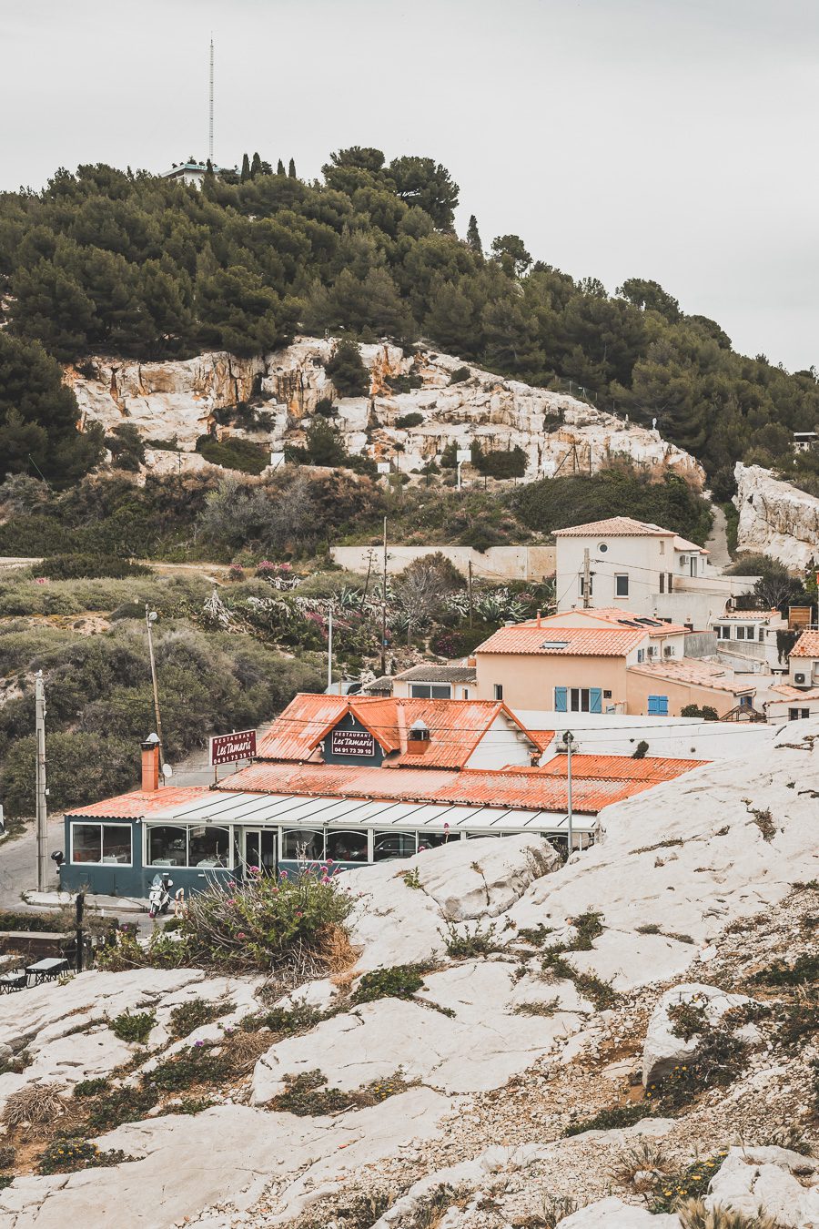 Voici un guide pour passer un week end à Marseille. Marseille est la destination idéale, offrant des paysages époustouflants, une cuisine délicieuse... Qu'il s'agisse d'explorer la riche culture de la ville, de se détendre sur ses plages immaculées ou de goûter à certains de ses plats de renommée mondiale, il y en a pour tous les goûts dans cette ville portuaire animée. Alors faites vos valises et préparez-vous pour un week end à Marseille que vous n'oublierez pas de sitôt.